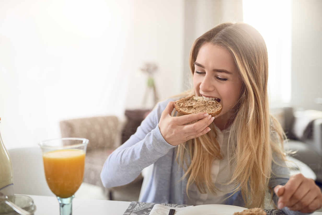 Mindful Eating Helps Prevent Overeating practicing