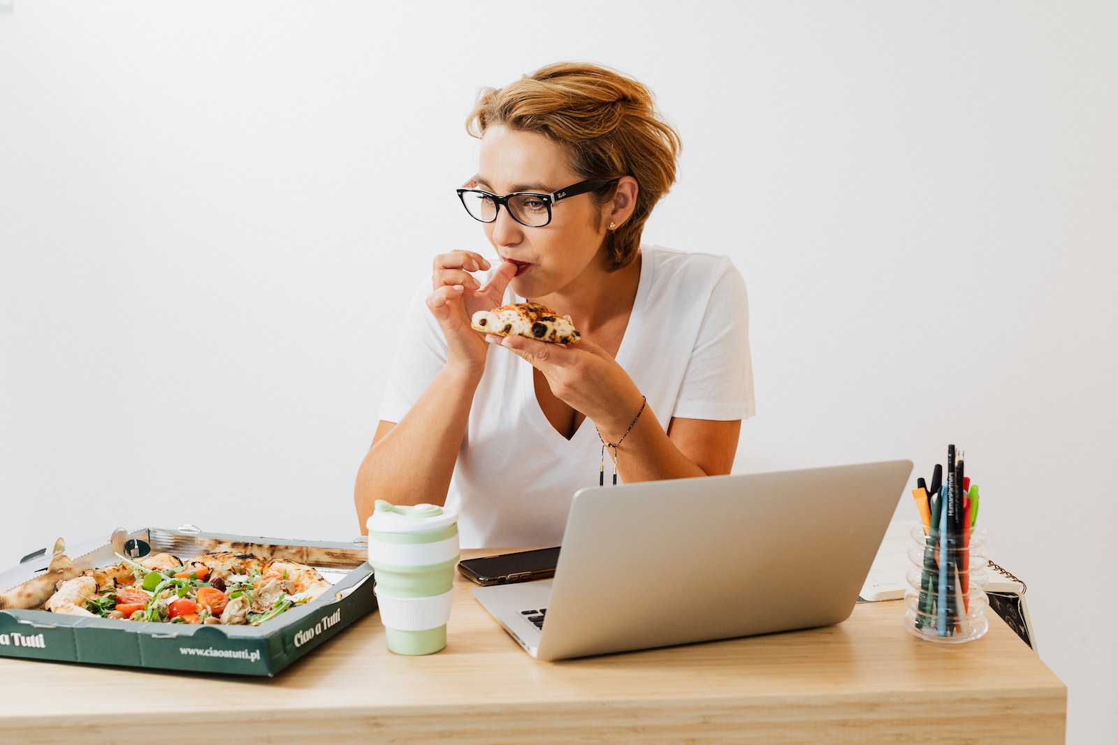 Healthy Eating Habits for Your Busy Work Day woman eating