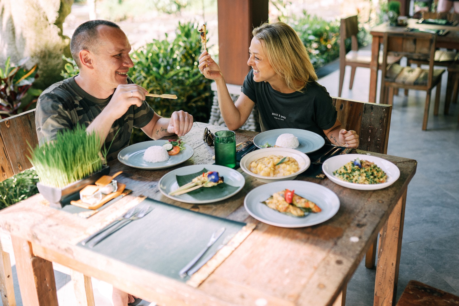 How to balance healthy eating and social life eating in restaurant