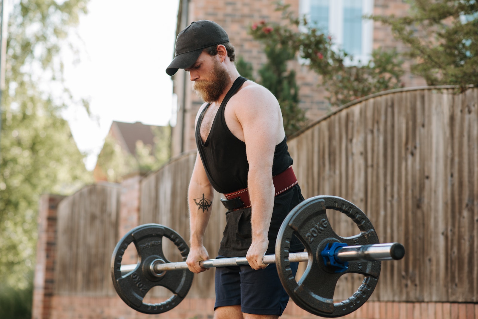 man lifting barbell