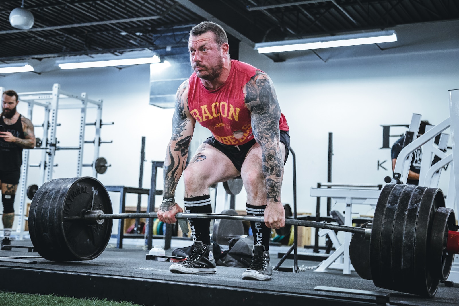 man lifting barbell